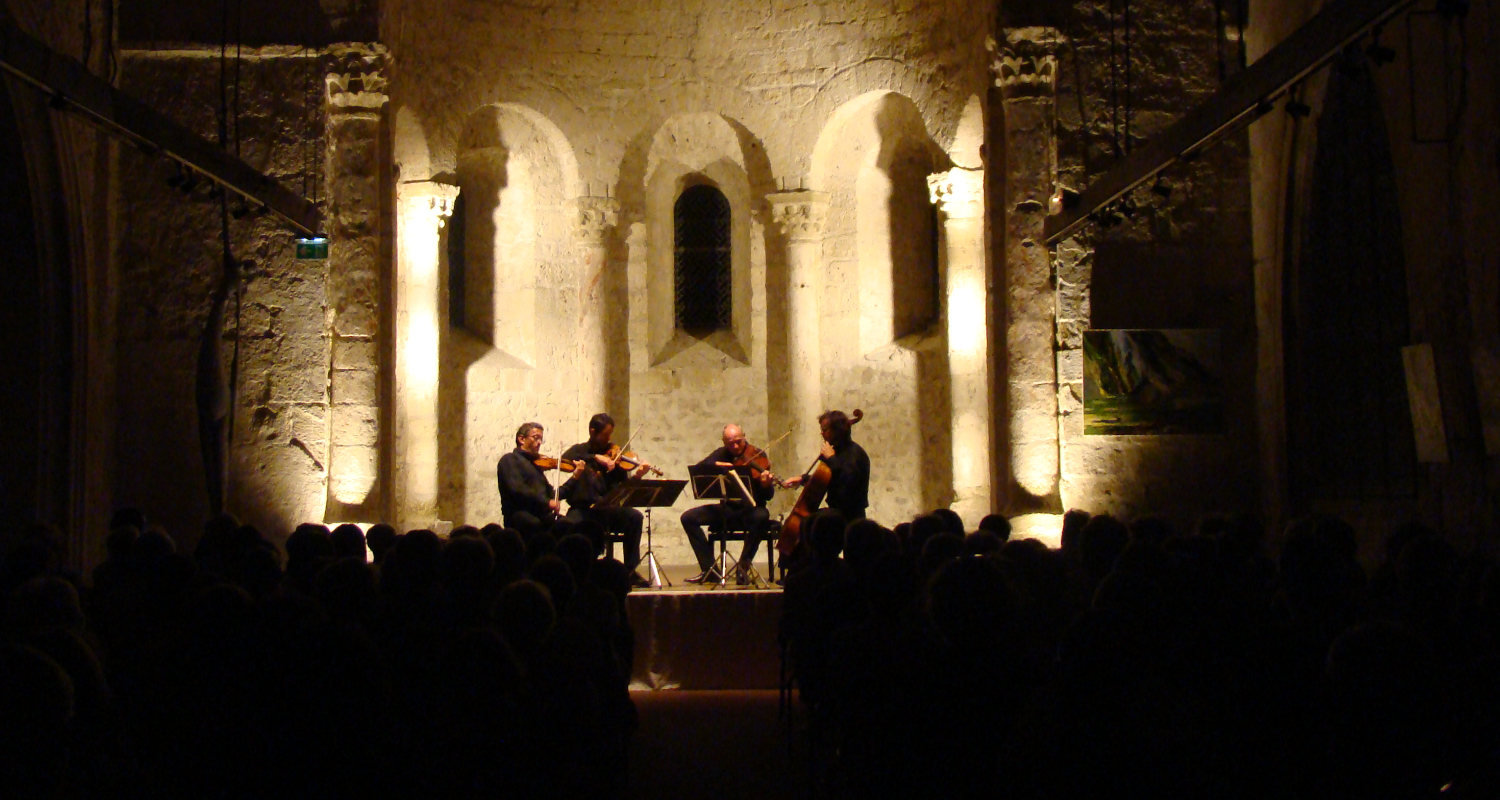 Intérieur du Prieuré de Chirens lors du festival