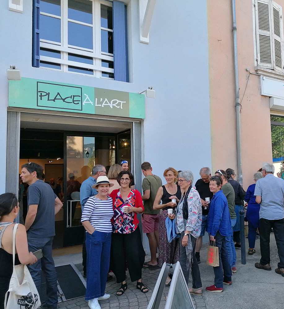Vernissage d'une exposition à la galerie place à l'art