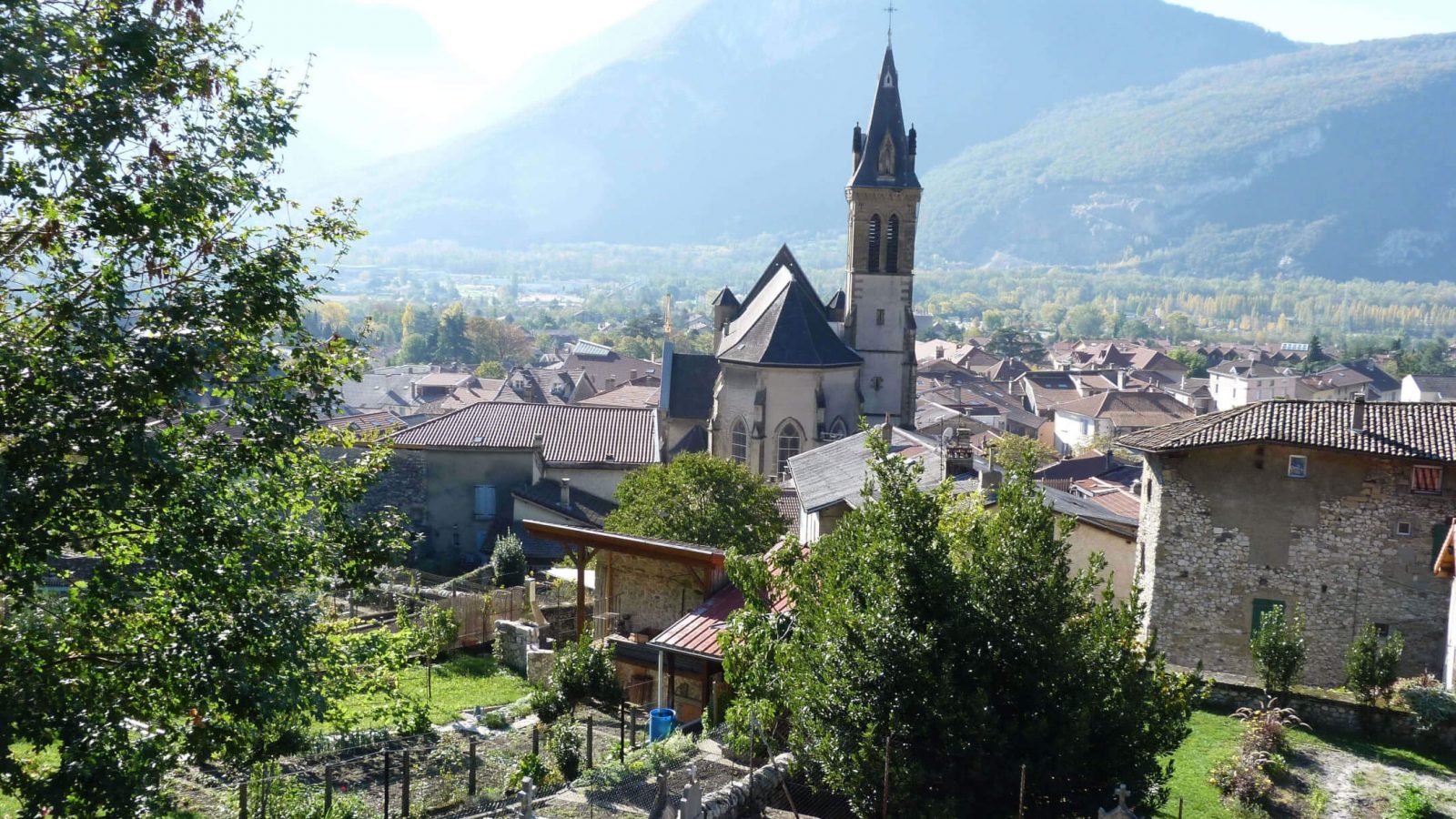 Vue de l'église St Didier de Voreppe et du paysage