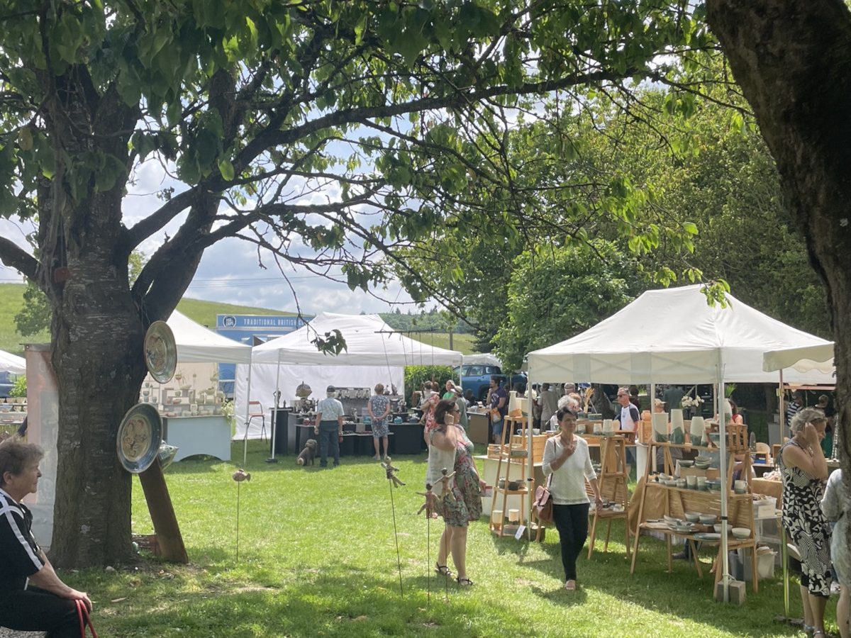 Marché des potiers dans le jardin de la grange dimière en Isère