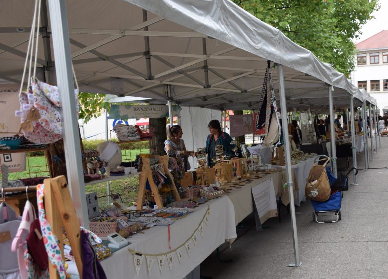 Marché artisanal et coin des écrivains