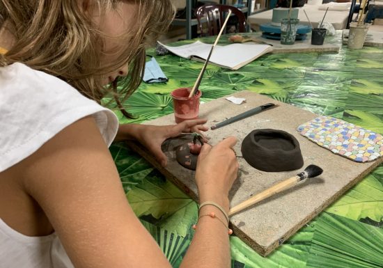 Stage poterie : Ma théière en faïence décorée aux engobes