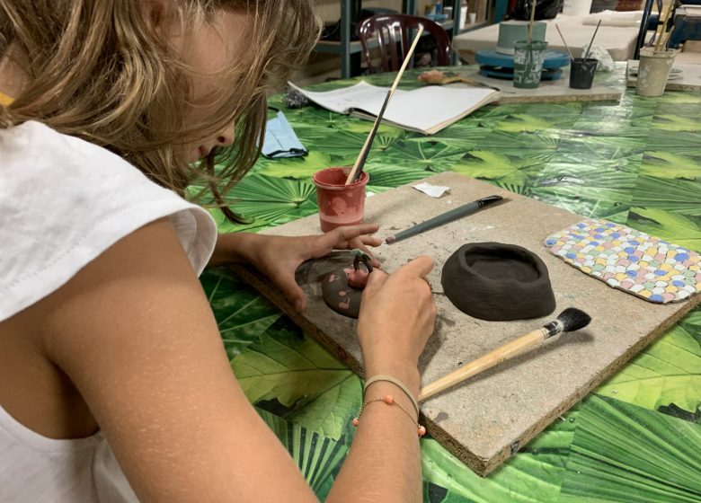 Stage poterie : Ma théière en faïence décorée aux engobes