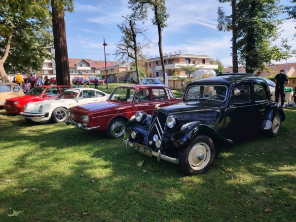 Baptême de voitures ancienne dans la ville
